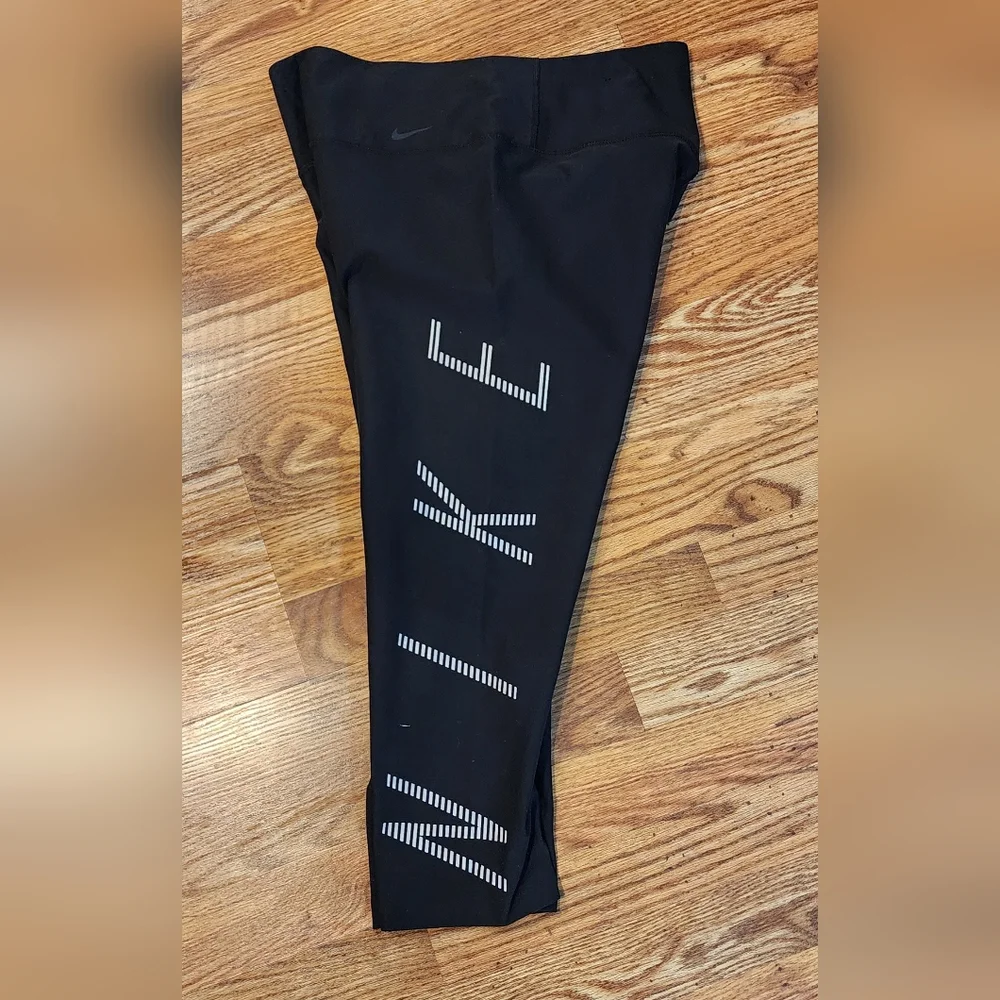 NIKE Dri-Fit Size Large High Waist Capri Crop Black Leggings
